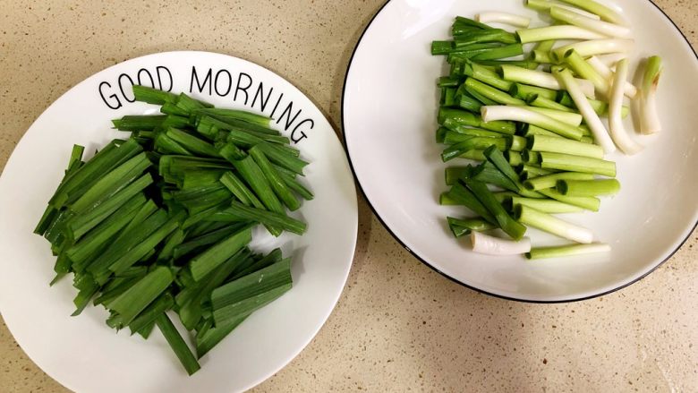 大蒜炒蛋,将叶子和茎分开放