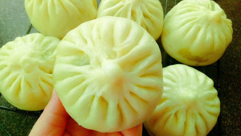 韭菜鲜肉大包子,冷水上锅,水开蒸15分钟,关火后焖两分钟再取出。