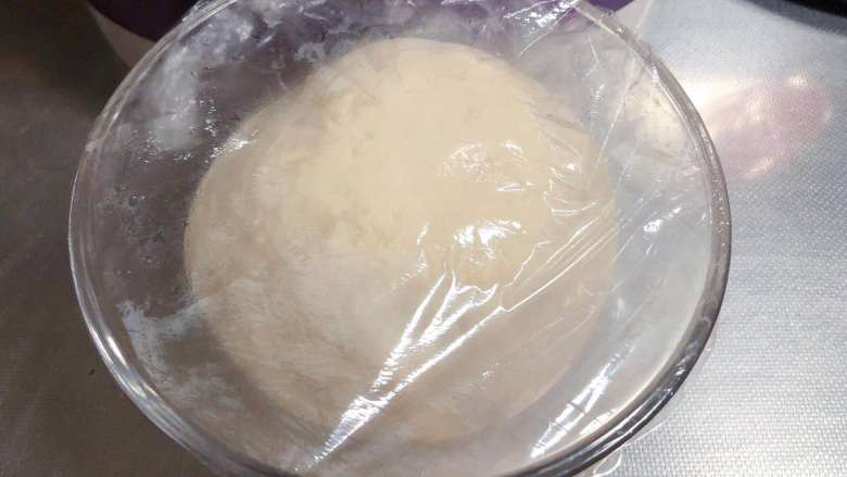 早餐小餐包, 准备食材:
中种面团:高筋面粉210 g、细砂糖 15 g、酵母 3 g、清水 125 g
主面团:高筋面粉 90 g、婴儿配方奶 10 g 、酵母 1 g、细砂糖 45 g、盐 4 g、鸡蛋 1 个、水 30 g、黄油45 g
装饰材料:小葱、马苏里拉芝士、黑芝麻、杏仁片
混合中种面团的所有材料,揉成一个面团(不用出膜),可以手揉也可以放入面包机,小骨就放入面包机揉了10分钟,揉成一个面团后放入碗中,盖上保鲜膜,室温发酵至两倍大。