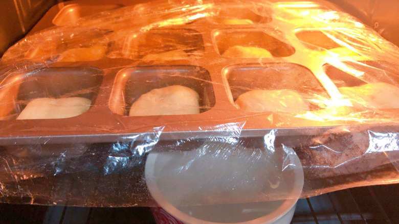早餐小餐包,放入烤箱,上下管30度,烤箱放一碗水保持湿度,发酵至9分满;