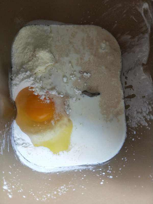 双峰超软土司直接法-比软妹子还软,将所有的材料倒入面包机搅拌桶,盐和糖分开对角放。黄油要记得提前软化再一起放进去。酵母一定要记得放在最后。