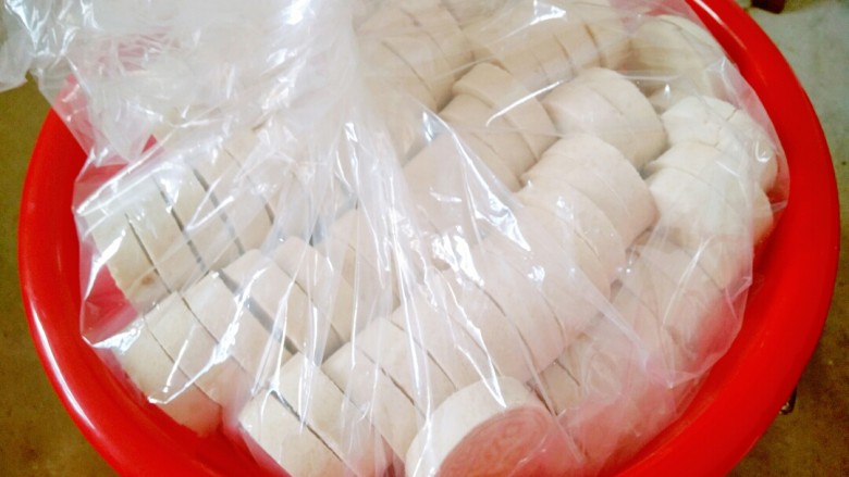 广西米饼,做好的米饼放凉后装起来密封好,常温下可以放两三个月,但是记住拿了之后要把袋子密封好,这样才可以放得更久