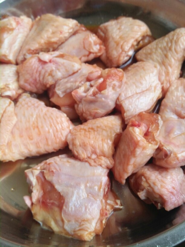 香辣鸡翅,<a style='color:red;display:inline-block;' href='/shicai/ 96'>鸡翅</a>洗净 准备一碗装入<a style='color:red;display:inline-block;' href='/shicai/ 96'>鸡翅</a>放入盐 <a style='color:red;display:inline-block;' href='/shicai/ 788'>生抽</a> 腌制