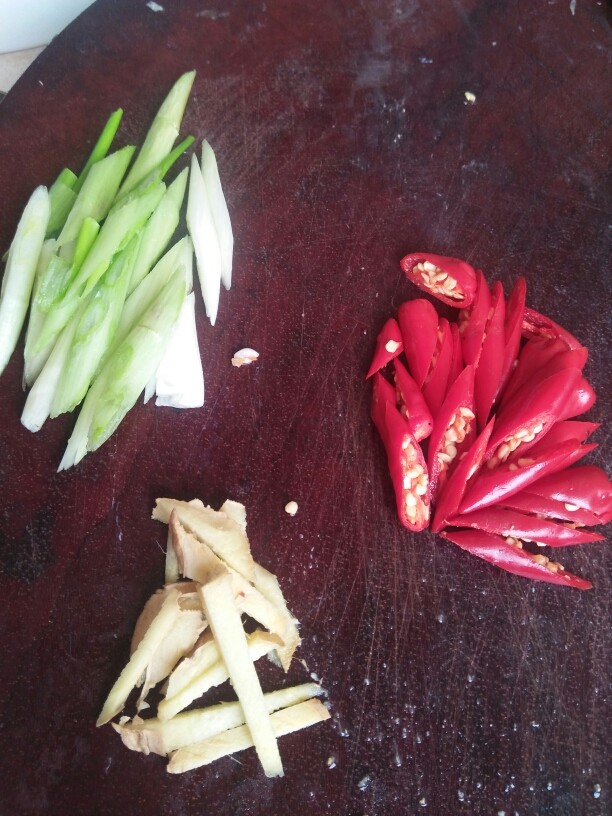 香辣鸡翅,<a style='color:red;display:inline-block;' href='/shicai/ 37'>姜</a> <a style='color:red;display:inline-block;' href='/shicai/ 3250'>葱</a> <a style='color:red;display:inline-block;' href='/shicai/ 86663'>红辣椒</a> 如图切