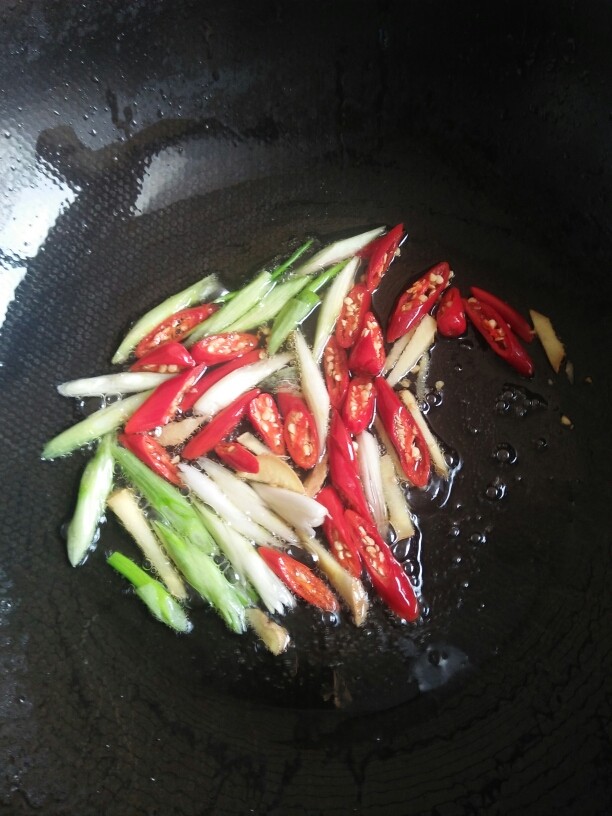 香辣鸡翅,锅中放入油 加入姜 葱 红辣椒 翻炒