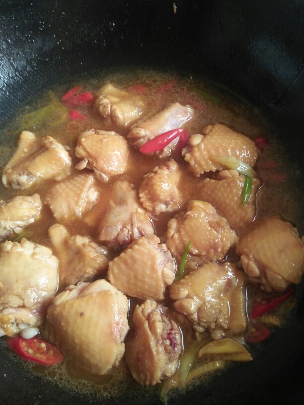 香辣鸡翅,翻炒过后倒入腌制好的鸡翅 把鸡翅翻炒后加入半碗水