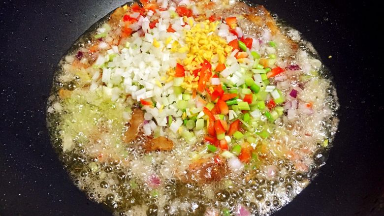 川味干烧臊子鱼,接着放入除香菜外的所有配料翻炒出香味。