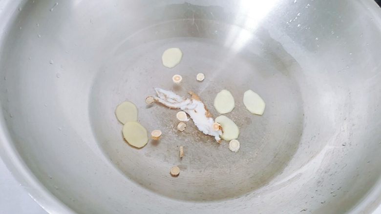 女性补品~暖宫驱寒活血茶,加入生姜片当归黄芪,盖上锅盖煮,煮到水开。