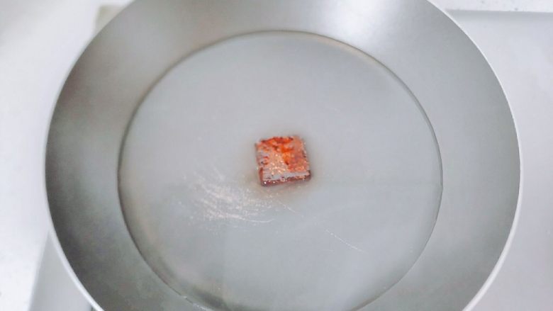 女性补品~暖宫驱寒活血茶,开小火,熬黑糖,直至融化。用勺子不停的去搅拌它,否则容易粘锅。
