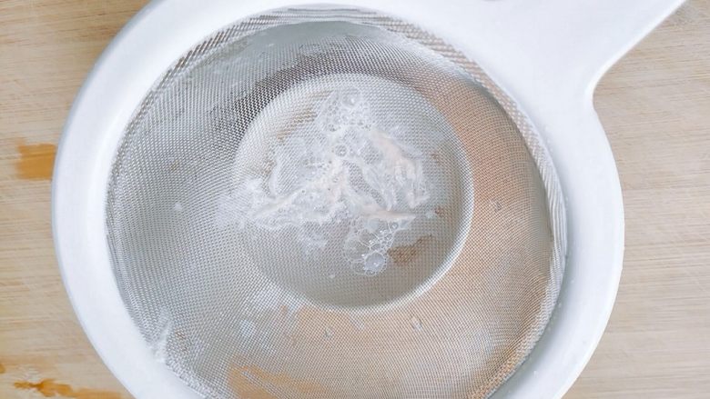 女性补品~暖宫驱寒活血茶,
准备好装茶的杯子和过滤网,把过滤网放到杯子上面,将熬好的奶茶倒到杯子里,不要倒满,待会儿还要放燕窝。多的奶茶倒到刚才装当归和黄芪的杯子里。