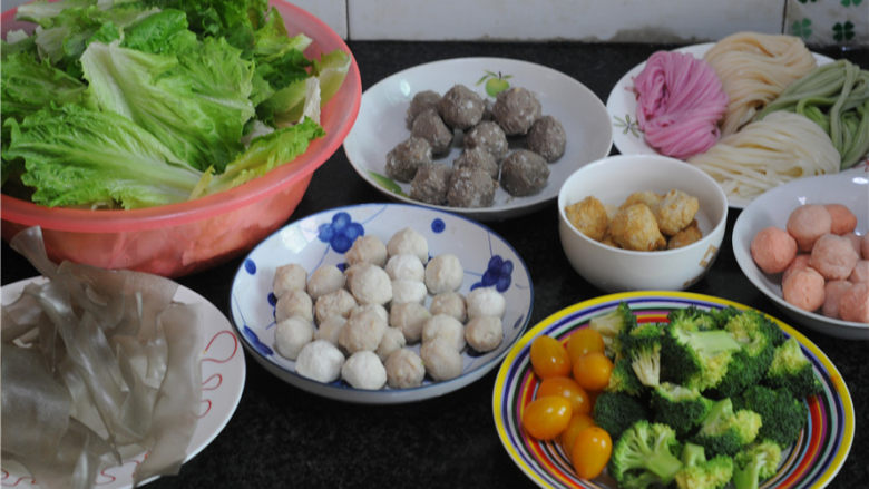 咖喱丸子面条火锅,用同样的方法做好牛肉丸、鱼丸,将蔬菜准备好,红薯粉皮用开水泡发