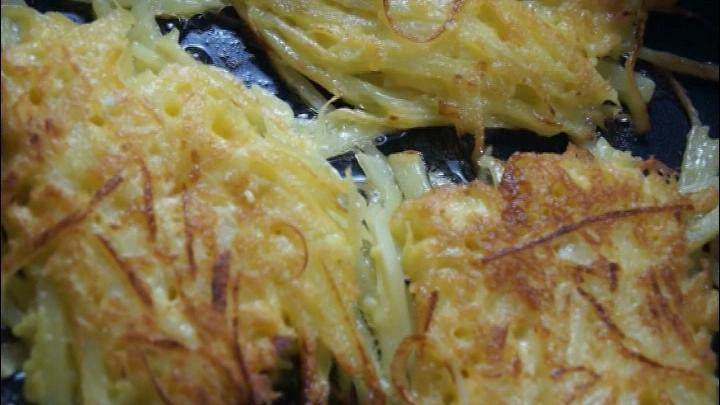 酥脆爽口的香煎土豆饼,做法却如此简单易学!,土豆丝成型后倒入碗里的面糊,两面煎至金黄。