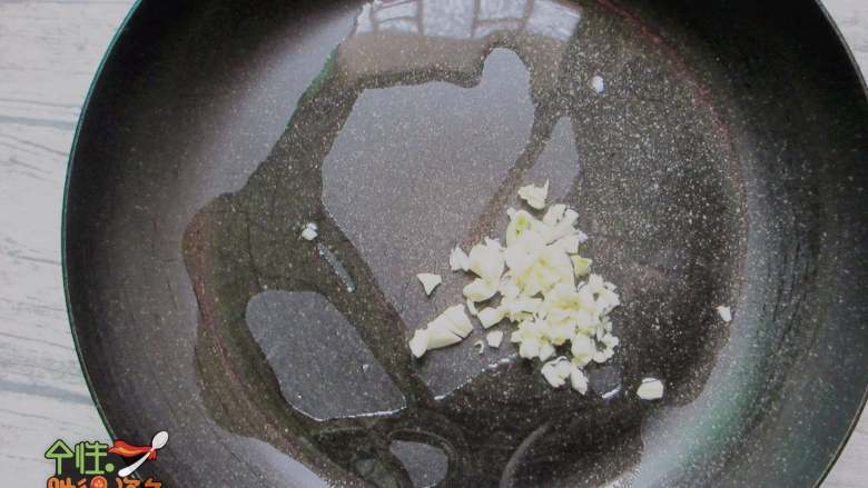 素炒西芹,锅内加2勺油,爆香蒜末