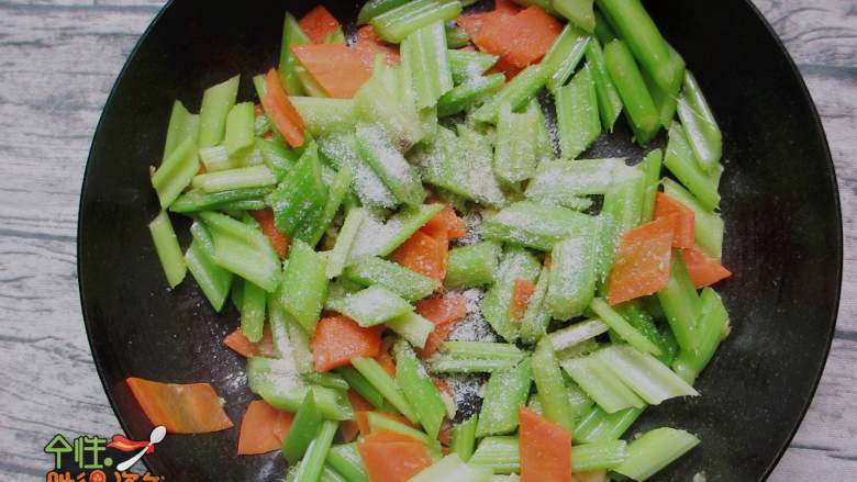 素炒西芹,菜8分熟的时候,加入盐、鸡精调味