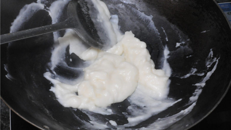 黑芝麻千层小面包粒,主料的的食材混合均匀后放入锅里,小火熬制,一边家人一边不停搅拌,防止糊底,加热到面糊浓稠,搅拌时出现纹路并搅拌到无颗粒,成透明状态便可