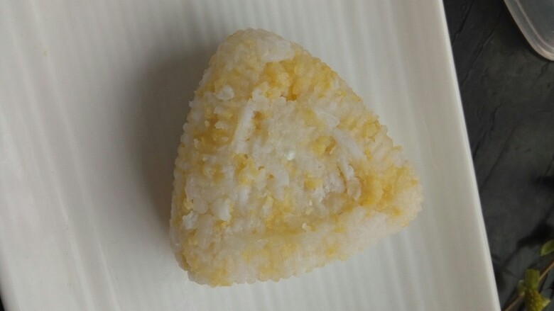煎金枪鱼饭团,小心地取出,摆在盘子里!