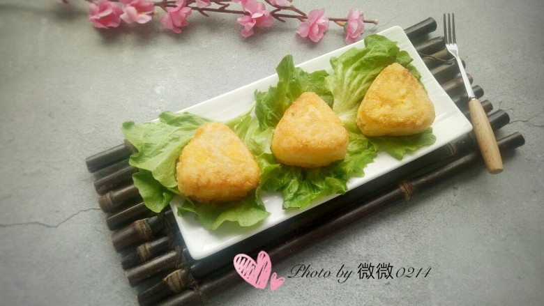 煎金枪鱼饭团,煎至所有的面都金黄就可以了,喜欢甜的可以蘸番茄酱或者炼乳!