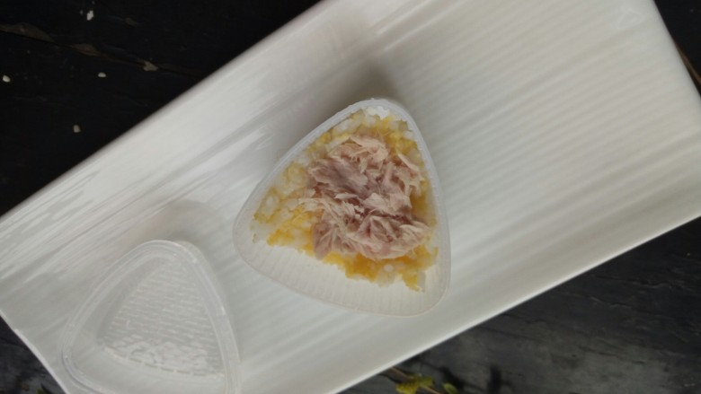 煎金枪鱼饭团,模具抹点水先铺一层米饭,米饭上铺一层金枪鱼!