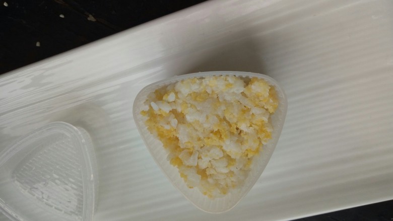 煎金枪鱼饭团,上面盖上一层米饭,用盖子压紧!