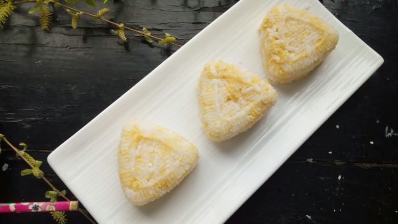 煎金枪鱼饭团,按照上述步骤做好余下的饭团!