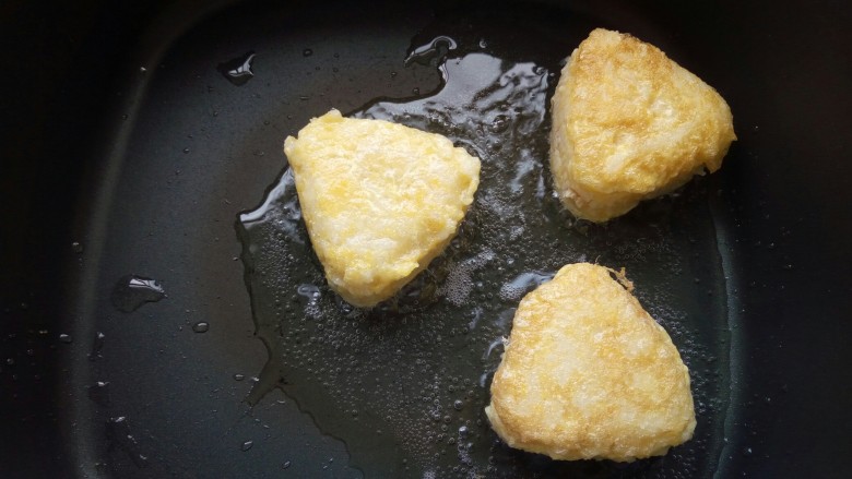 煎金枪鱼饭团,放入饭团煎!每个面都煎一会!