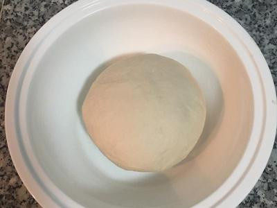 胡椒饼,再用手压揉,揉到3光,即可用保鲜膜包好,放室温备用。