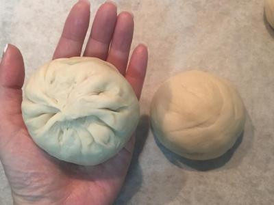 胡椒饼,包成包子状,反过来开口朝下的摆在铺了烘焙纸的烤盘上。
注:不用太在意几折或好不好看,只要开口捏紧就可以喔。