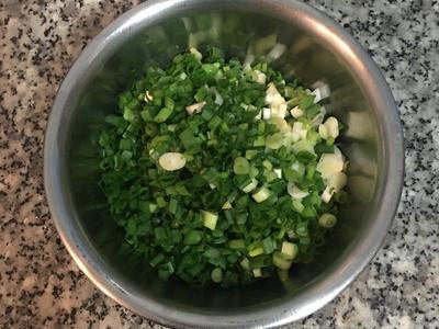 胡椒饼,葱洗净后擦干,切成葱花备用。