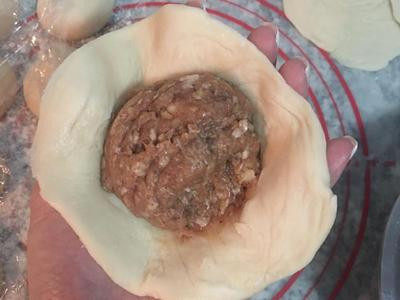 胡椒饼,冰箱拿出内馅,包入一大匙的肉馅,
注:如果怕拿捏不好肉馅的份量,则可以先秤好份量再包。