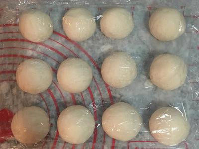胡椒饼,等量分割成12块(+-@54g),滚圆,并用保鲜膜盖着。