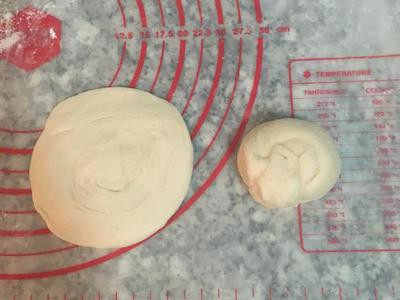 胡椒饼,将圆柱立起来,从中间略压一下后,从旁边开始杆面皮,推进去、施力杆出来,杆成中间厚周围薄像包子皮一样的面皮。