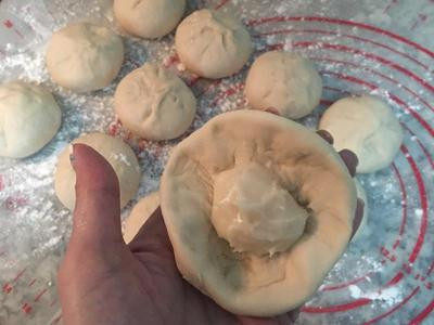 胡椒饼,将面团从下方,由内向外拉开,