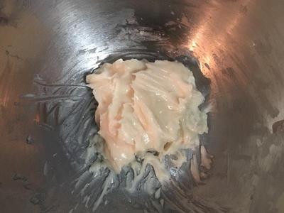 胡椒饼,拌好后的油酥直接倒在保鲜膜上,包好后放冷冻库冰镇。
