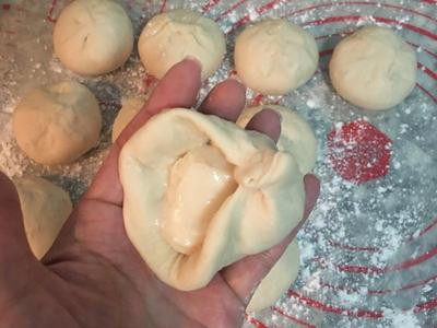 胡椒饼,像包肉馅一样的将油酥包起来,开口要捏紧~且要依照包的顺序排好队喔!!