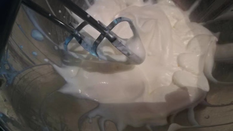 抹茶奶酪慕斯蛋糕,用电动打蛋器低速打发蛋白至粗泡,加入10克糖,改高速继续打发至泡沫细腻,加入10克糖,高速打发至提起出现弯钩