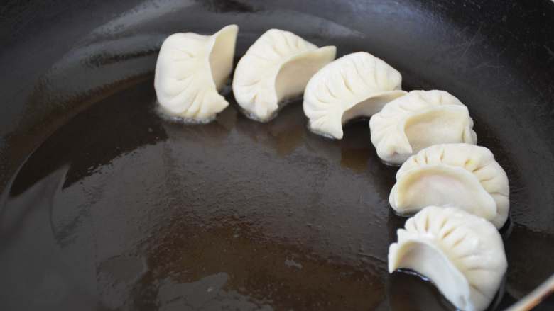 冰花素煎饺,煎饺子:
平底不沾锅内放1勺<a style='color:red;display:inline-block;' href='/shicai/ 849'>花生油</a>,油量不要多,锅底部均匀铺上薄薄的一层油就可以了。油微热时依次放入水饺,将水饺码放整齐。