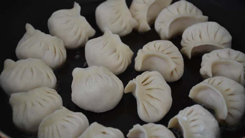 冰花素煎饺,保持小火,慢煎定型。