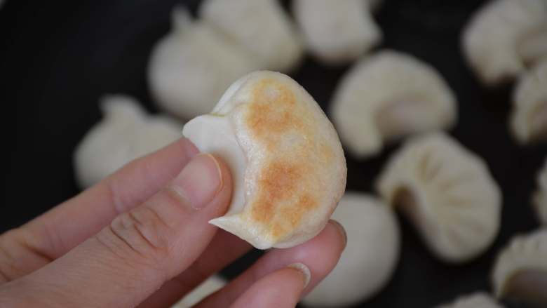 冰花素煎饺,饺子底部煎至微黄色,饺子基本定型。
