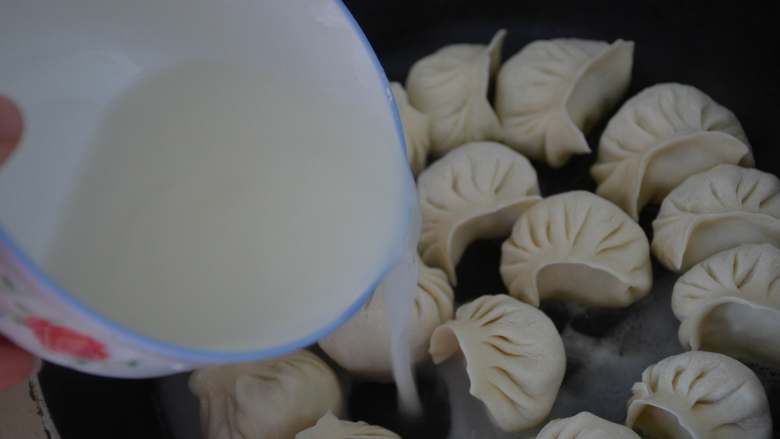 冰花素煎饺,调面粉水,准备一个小碗,放6克面粉,100克水,搅拌均匀。顺着锅边,倒入搅拌均匀的面粉水。