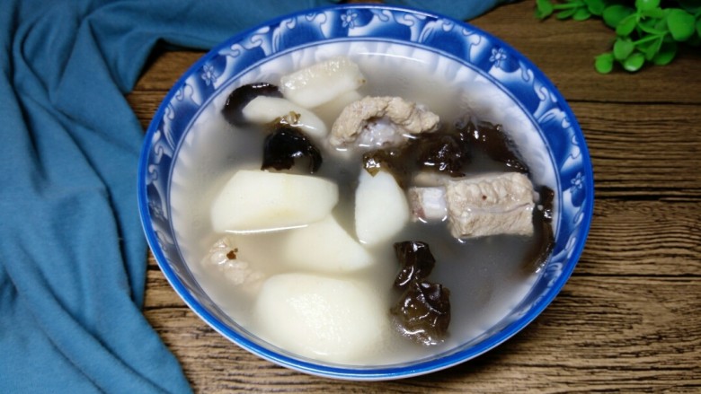 清热润肺~马蹄木耳排骨汤,来一碗清热去火,大人小孩皆宜。