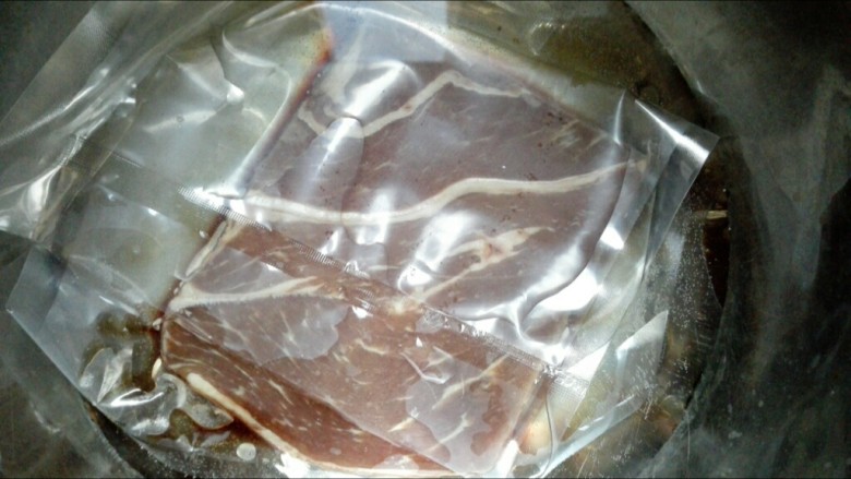 红酒黑椒牛排,准备所有原料,牛排解冻。我把它连包装袋隔水密封解冻,水中加入1勺盐,为了加速牛排解冻。