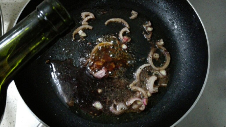 红酒黑椒牛排,把腌制牛排的红酒倒入,如果太少,再加一些