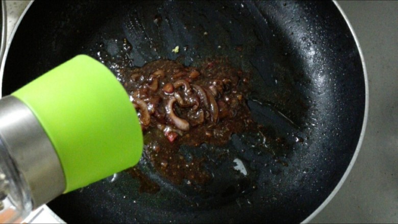 红酒黑椒牛排,加入黑胡椒碎,熬汁