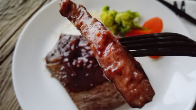 红酒黑椒牛排,开动吧。眼前飘着浓郁的黑胡椒和红酒混合的香味,垂涎欲滴。这种方法煎出的牛排才够味,如果只是煎熟,用买来的酱汁,绝对没有这种味道浓郁。好好享用吧!