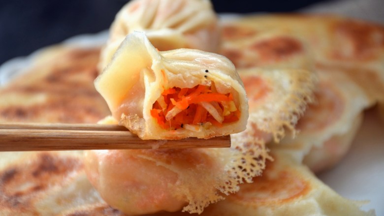 冰花素煎饺,看看饺子馅儿,虽然是素馅的,也是很诱人。