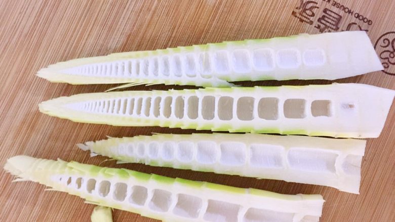 火腿炒春笋,春笋切半,好漂亮呀,节节高。