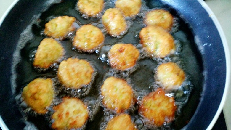 炸青萝卜肉丸子,油温六成热,放入丸子中小火,炸制两面金黄即可。