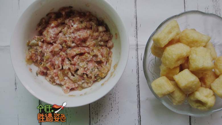 豆腐泡塞肉,肉末中加入<a style='color:red;display:inline-block;' href='/shicai/ 3361'>酸菜</a>剁碎、盐、酱油、胡椒粉、生粉,加入一勺水向着同一个方向搅拌至起胶,加入葱花姜末搅拌均匀;