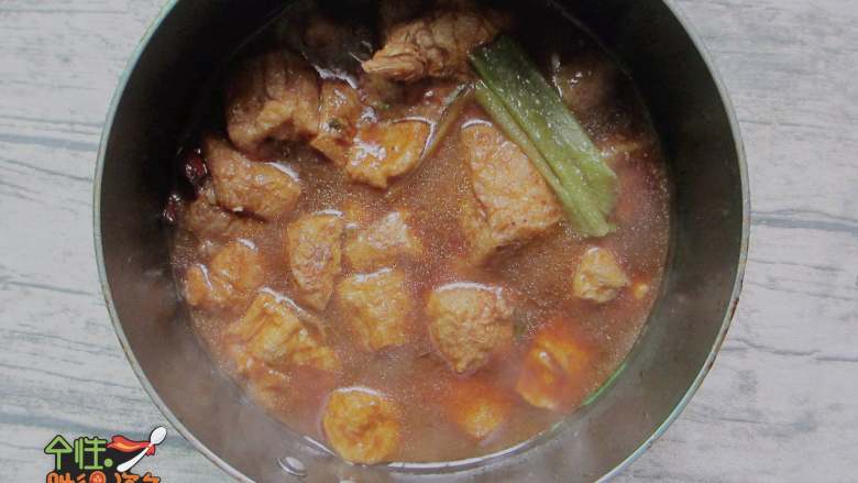 豆腐泡塞肉,中火焖煮8分钟左右,大火把酱汁收至浓稠即可