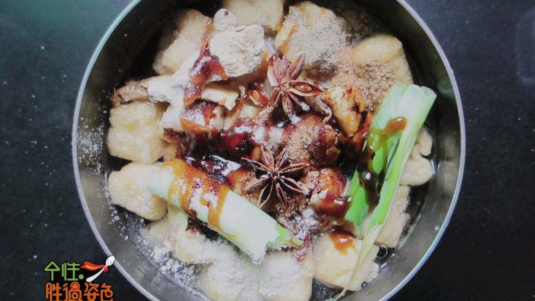 豆腐泡塞肉,加点生抽,少许老抽,蚝油。加水